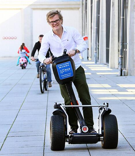 Auch für schräge Sachen zu haben: AZ-Reporter Tim Wessling auf dem Segway durch die Münchner Innenstadt.