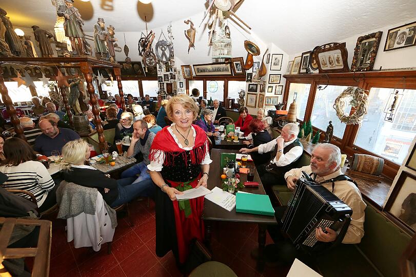 Stubnmusi: Im brechend vollen Turmstüberl des Karl-Valentin-Musäums spielen und singen jeden ersten Dienstag im Monat von 15 bis 17 Uhr die Turmschwaiberl