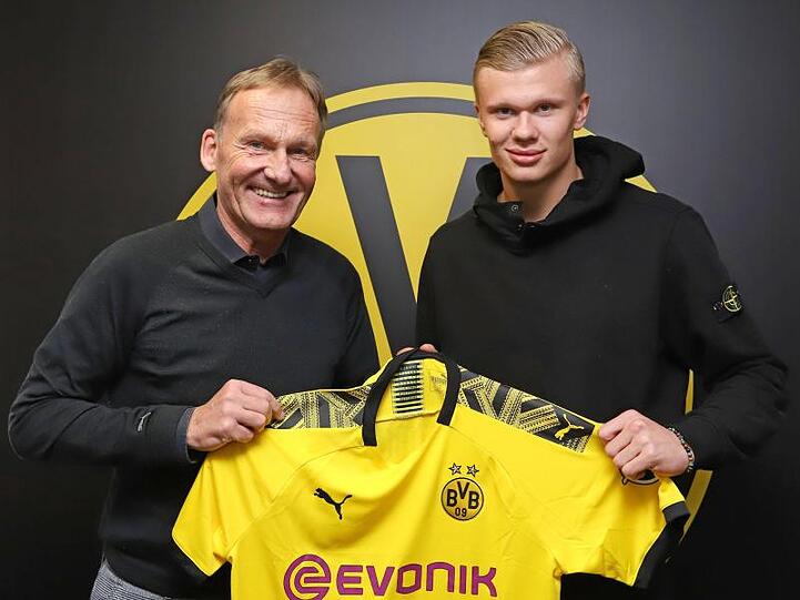 BVB-Geschäftsführer Hans-Joachim Watzke posiert mit Neuzugang Erling Haaland.