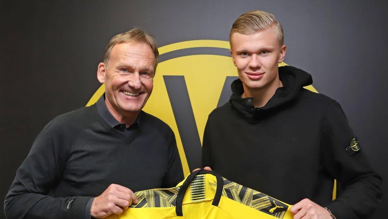 BVB-Geschäftsführer Hans-Joachim Watzke posiert mit Neuzugang Erling Haaland. BVB-Geschäftsführer Hans-Joachim Watzke posiert mit Neuzugang Erling Haaland.