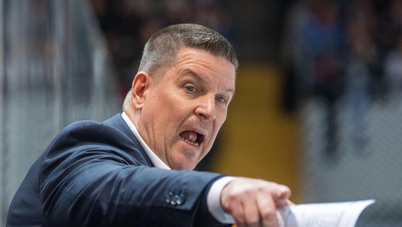Trainer Tom Pokel von den Straubing Tigers gestikuliert. Foto: Lino Mirgeler/dpa/Archivbild Trainer Tom Pokel von den Straubing Tigers gestikuliert. Foto: Lino Mirgeler/dpa/Archivbild