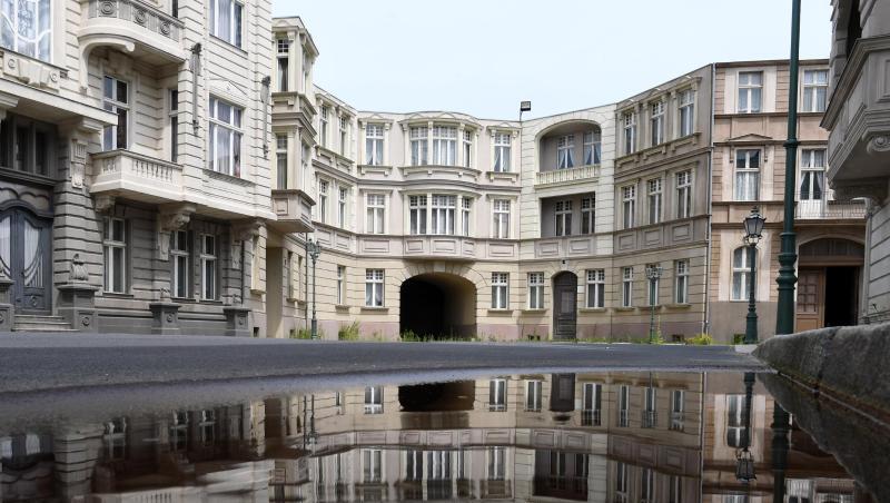 Eine Außenkulisse in Potsdam-Babelsberg. Eine Außenkulisse in Potsdam-Babelsberg.