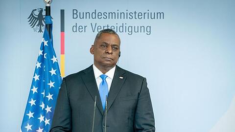 US-Verteidigungsminister Lloyd Austin gibt nach einem Treffen mit der Bundesverteidigungsministerin im Bundesverteidigungsministerium eine Pressekonferenz.
