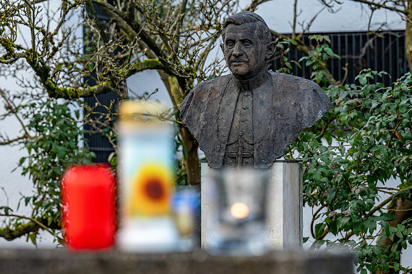 Vor dem Wohnhaus des emeritierten Papstes Benedikt XVI. stehen Kerzen. Der emeritierte Papst Benedikt XVI. ist am 31.12.2022 im Alter von 95 Jahren in Rom gestorben.