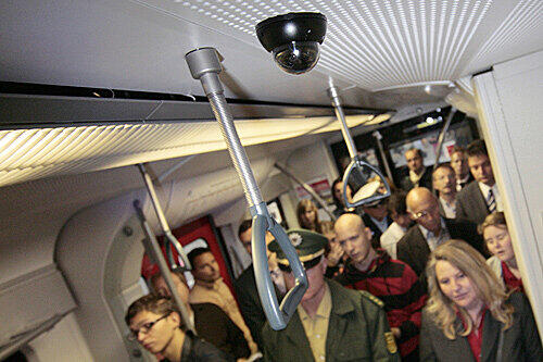 Überwachungskamera in einer S-Bahn im Hauptbahnhof in München. Die Bahn stellte die Installation von Videokameras in den Münchner S-Bahnen vor.