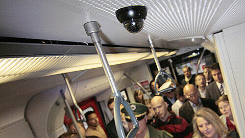 Überwachungskamera in einer S-Bahn im Hauptbahnhof in München. Die Bahn stellte die Installation von Videokameras in den Münchner S-Bahnen vor. Überwachungskamera in einer S-Bahn im Hauptbahnhof in München. Die Bahn stellte die Installation von Videokameras in den Münchner S-Bahnen vor.