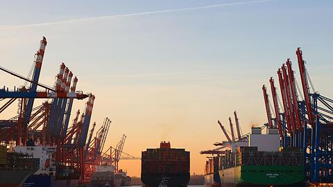 Das Containerschiff Al Jmeliyah der Reederei Hapag-Lloyd verlässt den Hamburger Hafen.