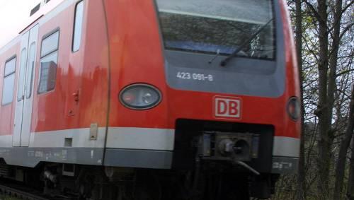 Mit der S-Bahn geht's ja schon lange raus zum Flughafen ins Moos - jetzt soll aber ein doppelstöckiger Tunnel die Anbindung perfekt machen. Mit der S-Bahn geht's ja schon lange raus zum Flughafen ins Moos - jetzt soll aber ein doppelstöckiger Tunnel die Anbindung perfekt machen.