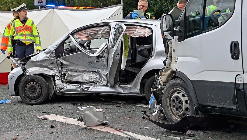 Bei dem Unfall bei Höhenkirchen kommt ein Autofahrer ums Leben.