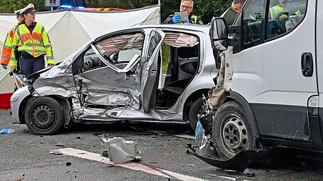 Bei dem Unfall bei Höhenkirchen kommt ein Autofahrer ums Leben.