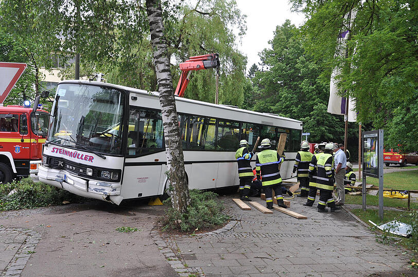 Waldkraiburg: Der Bus überfuhr zwei Bäume, nachdem der Fahrer hinter dem Steuer das Bewusstsein verlor