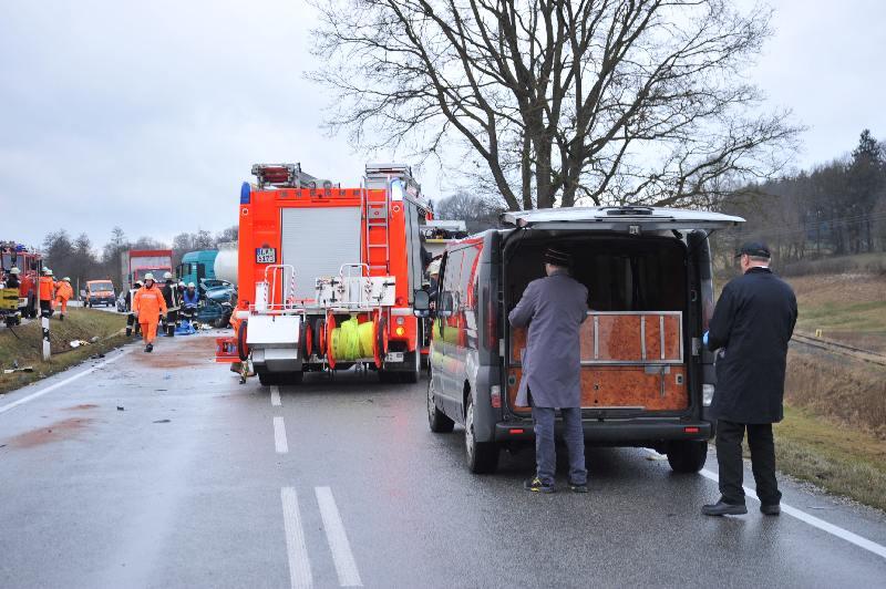Horror-Unfall auf der B 299: Ein Rentner rast beim Überholen frontal in einen entgegenkommenden Sattelschlepper. Der 70-jährige Fahrer starb noch am Unfallort.