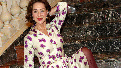 Sie will eine glatte Seele, kein glattes Gesicht: Christine Kaufmann im Blümchen-Kleid auf der Treppe des Mandarin Oriental. Sie will eine glatte Seele, kein glattes Gesicht: Christine Kaufmann im Blümchen-Kleid auf der Treppe des Mandarin Oriental.