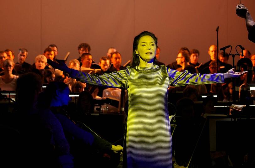 Im bequemen Kettenhemd Julia Stemberger als Jungfrau von Orléans in der Alten Kongresshalle.