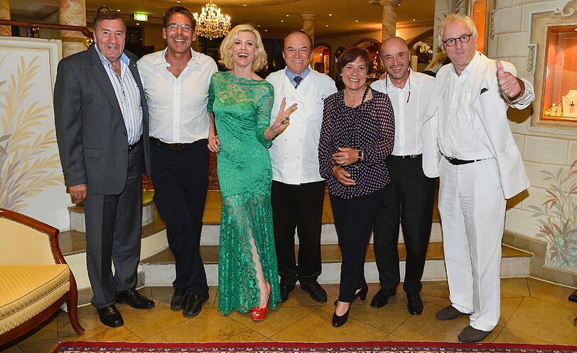 Der Gastgeber Heinz Winkler in lustiger Runde mit Frank Fleschenberg, Sascha Hehn, Eva Habermann, Christian Neureuther, Rosi Mittermeier und Günther Maria Halmer