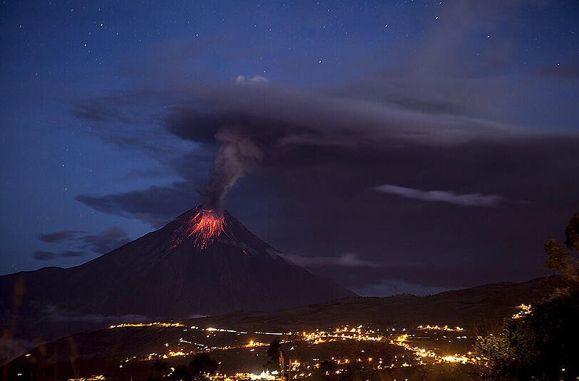 ie Rauchwolken stiegen bis zu 3000 Meter in den Himmel auf. Foto: Jose Jacome
