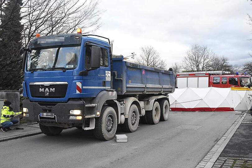 Eine Radfahrerin stirbt in Ismaning, als sie vom Lkw erfasst wird. Die Bilder