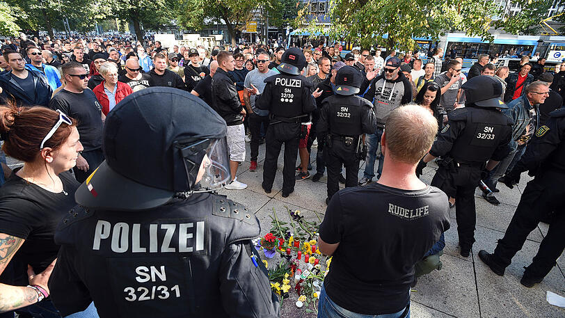 Nach einem Tötungsdelikt und einer anschließenden Demonstration ermittelt die Polizei Chemnitz.