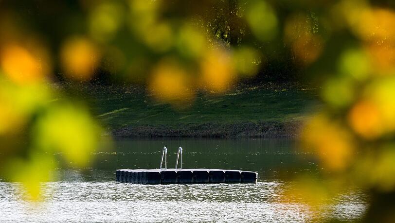 In zahlreichen bayerischen Seen wurden aus Angst vor etwaigen rechtlichen Konsequenzen Badeinseln und Stege gesperrt. (Symbolbild) In zahlreichen bayerischen Seen wurden aus Angst vor etwaigen rechtlichen Konsequenzen Badeinseln und Stege gesperrt. (Symbolbild)