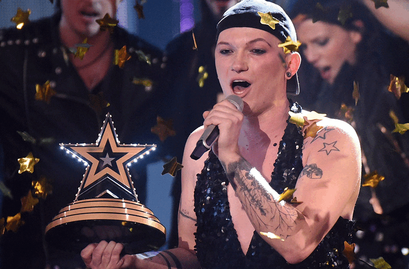 Der Sänger Marcel Kaupp feiert am 20.12.2014 in Köln seinen Sieg beim Finale der RTL-Show "Das Supertalent".