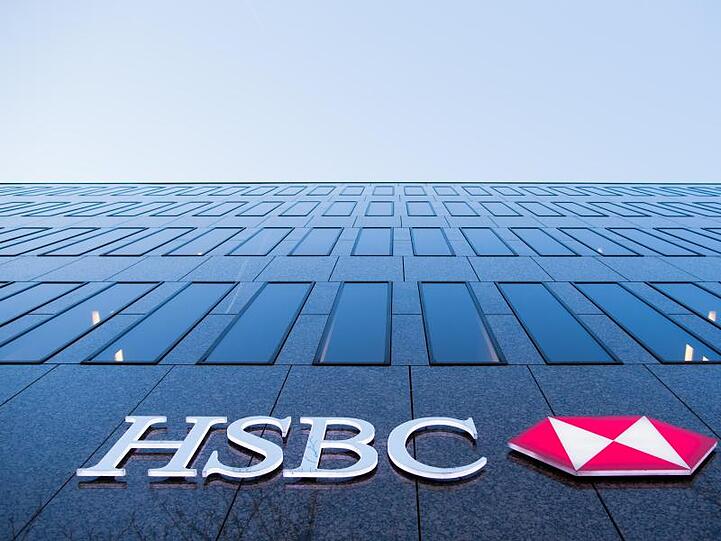 Blick auf eine Filiale des Bankhauses HSBC. Die britische Großbank bekommt überraschend eine neue Führung.