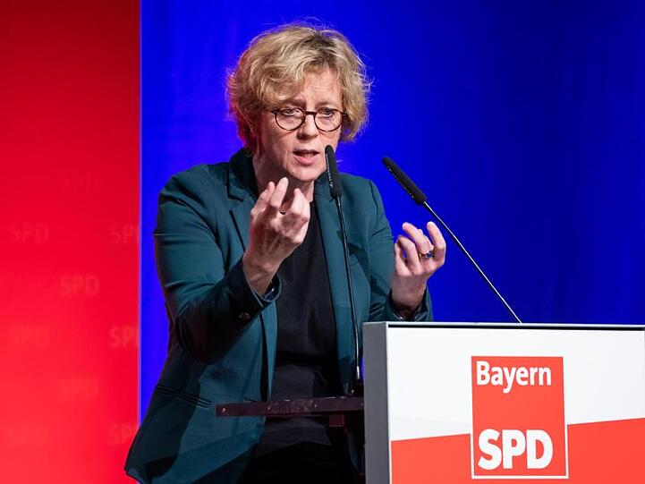 Natascha Kohnen, Landesvorsitzende der SPD in Bayern, spricht beim Landesparteitag. Foto: Daniel Karmann/dpa/Archivbild
