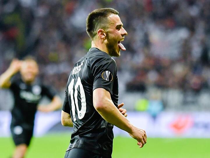 Frankfurts Filip Kostic freut sich über sein Tor zum 1:0. Gäbe es den Videobeweis, hätte der Treffer nicht zählen dürfen.