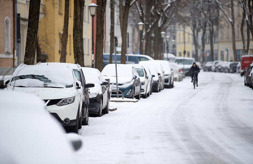 Zugeschneite Autos in der Münchner Innenstadt.