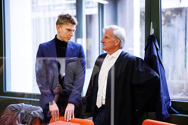 Nebenkläger Raphael Apostoli (l.), älterer Bruder des Unfallopfers, steht im Gerichtssaal neben seinem Rechtsanwalt Klaus Höchstetter. Nebenkläger Raphael Apostoli (l.), älterer Bruder des Unfallopfers, steht im Gerichtssaal neben seinem Rechtsanwalt Klaus Höchstetter.