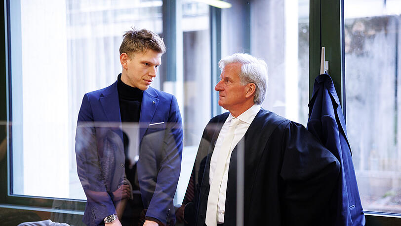 Nebenkläger Raphael Apostoli (l.), älterer Bruder des Unfallopfers, steht im Gerichtssaal neben seinem Rechtsanwalt Klaus Höchstetter. Nebenkläger Raphael Apostoli (l.), älterer Bruder des Unfallopfers, steht im Gerichtssaal neben seinem Rechtsanwalt Klaus Höchstetter.