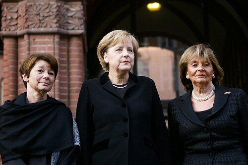 Merkel (M.) bei der Gedenkfeier mit Süsskind (l.) und Knobloch (r.)