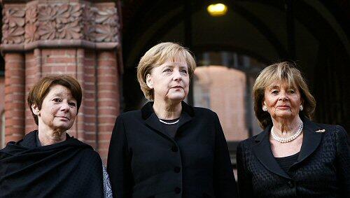 Merkel (M.) bei der Gedenkfeier mit Süsskind (l.) und Knobloch (r.) Merkel (M.) bei der Gedenkfeier mit Süsskind (l.) und Knobloch (r.)