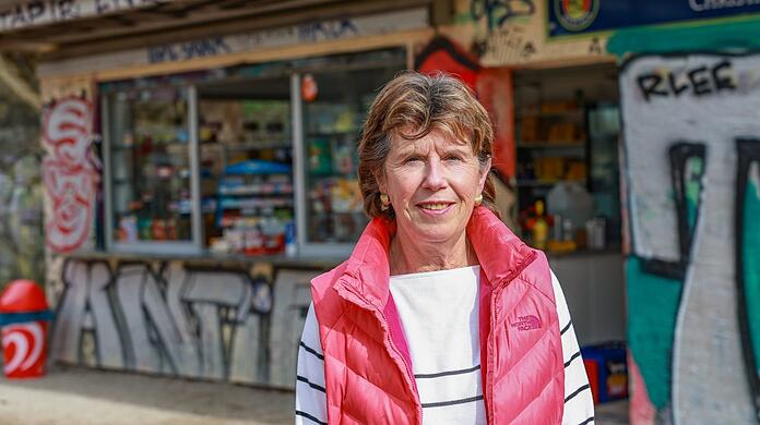 Christa Fingerle betreibt den Kiosk an der Braunauer Eisenbahnbrücke schon seit über 40 Jahren. Seit 1952 ist das Standl in Familienbesitz.