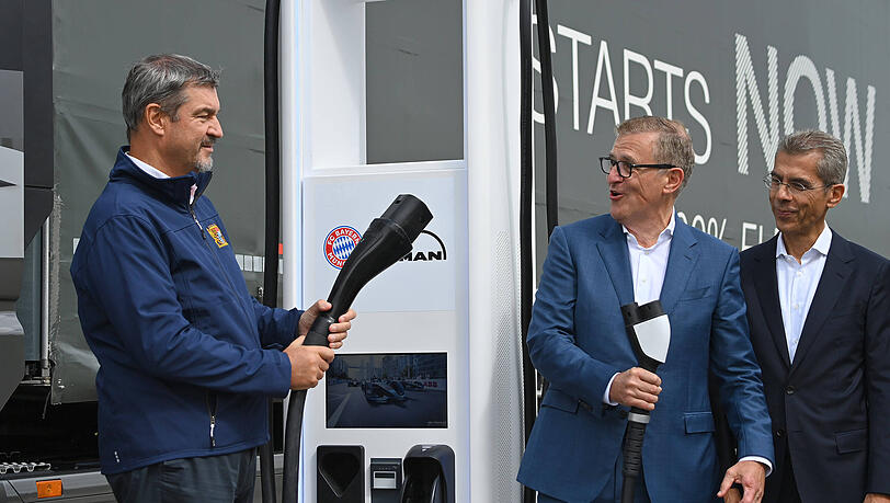 Stolze Tankstellenbetreiber: Schirmherr Markus Söder mit Bayern-Boss Jan-Christian Dreesen. Stolze Tankstellenbetreiber: Schirmherr Markus Söder mit Bayern-Boss Jan-Christian Dreesen.