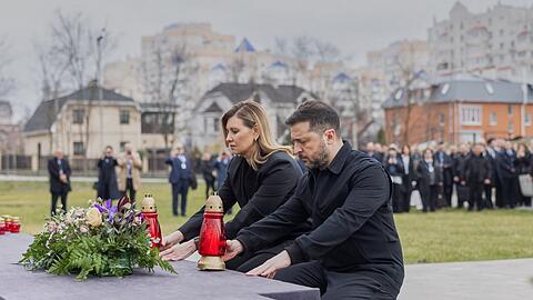 Der ukrainische Pr&auml;sident Wolodymyr Selenskyj und seines Frau Olena gedenken der Opfer russischer Massaker in der Kleinstadt Butscha zu Beginn des Angriffskrieges 2022.