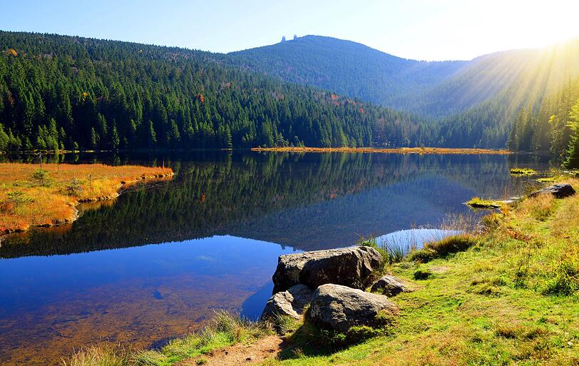 Der Große Arber ist der höchste Berg im Bayerischen Wald. Mit einer Höhe von 1.456 Metern zeichnet er am Ufer des malerischen Arbersees ein wunderschönes Bergpanorama mit tiefen Urwäldern. Vor allem die besondere und sehr romantische Naturkulisse zieht zahlreiche Besucher an, die entweder zu Fuß oder mit der Arber-Bergbahn den Gipfel erklimmen. Der Große Arber ist der höchste Berg im Bayerischen Wald. Mit einer Höhe von 1.456 Metern zeichnet er am Ufer des malerischen Arbersees ein wunderschönes Bergpanorama mit tiefen Urwäldern. Vor allem die besondere und sehr romantische Naturkulisse zieht zahlreiche Besucher an, die entweder zu Fuß oder mit der Arber-Bergbahn den Gipfel erklimmen.