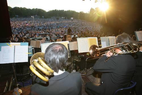 Nicht nur die sommerliche Abendsonne ist für die besondere Atmosphäre beim Klassik Open Air verantwortlich. Gut 50.000 Besucher haben vor der Bühne im Luitpoldhain Platz.