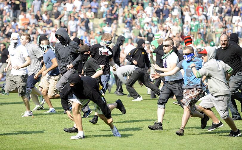 Hooligans stürmten beim Wiener Derby den Platz.