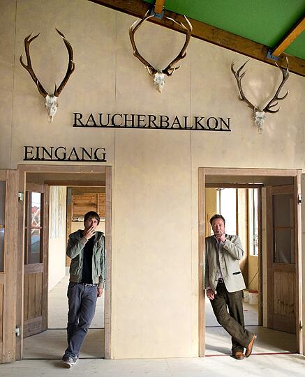O&rsquo;graucht is: AZ-Redakteur Thomas Gautier (l.) testet mit Zigarette, Wirt Stephan Kuffler (r.) mit Zigarre den Raucherbalkon im Weinzelt.