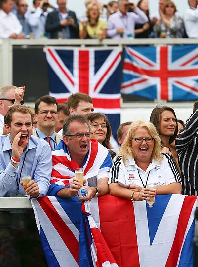 Nicht nur die Sportler, auch die Fans gaben in den vergangenen zwei Wochen bei den olympischen Spielen in London richtig Gas. Mal ausgefallen und verrückt, mal einfach nur traditionell, aber immer mit einem Lächeln im Gesicht - hier sehen Sie die schönsten Impressionen von den Tribünen.