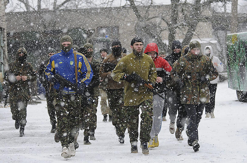 Mitglieder des Freiwilligenregiments "Asow" bei einem Test in Mariupol.
