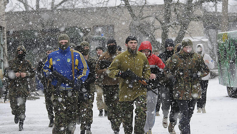 Mitglieder des Freiwilligenregiments "Asow" bei einem Test in Mariupol. Mitglieder des Freiwilligenregiments "Asow" bei einem Test in Mariupol.