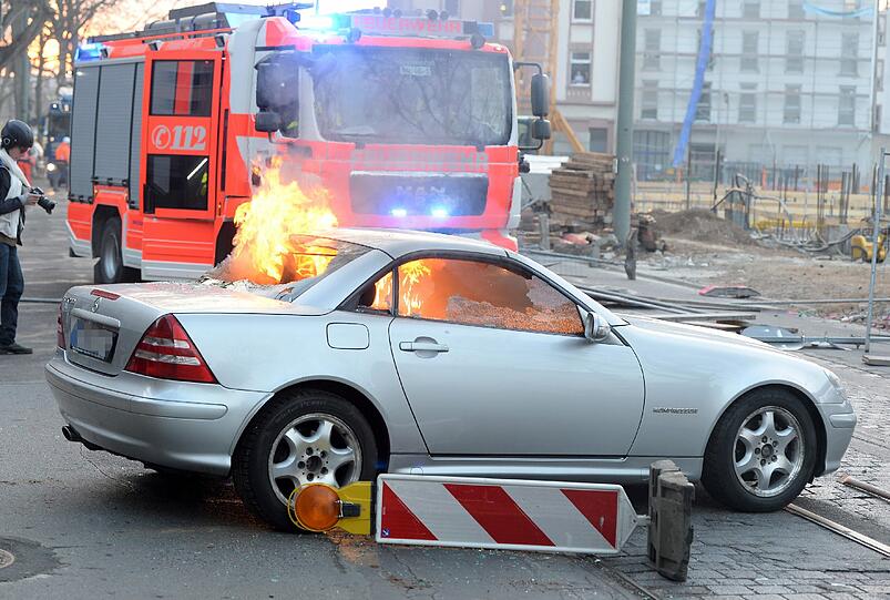 Brennende Barrikaden, Autos in Flammen, vermummte Steinewerfer - die Demonstrationen der Blockupy-Aktivisten geraten in Frankfurt außer Kontrolle.