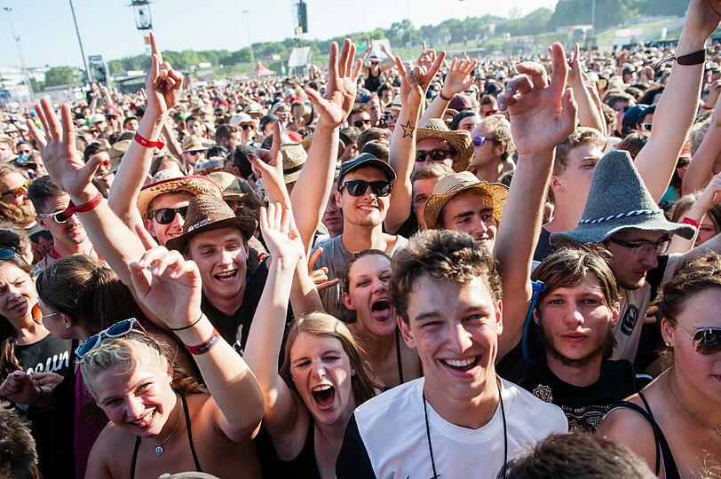 Party, Party, Party! Das Rock im Park hat angefangen - vor der Hauptbühne warten tausende Fans auf die Bands.