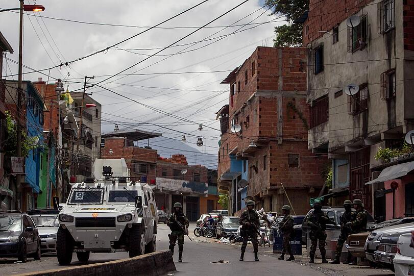 In den heruntergekommenen Straßen wacht bewaffnetes Militär: So kämpft die Hauptstadt Venezuelas gegen organisierte Kriminalität.