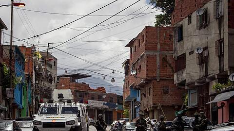 In den heruntergekommenen Straßen wacht bewaffnetes Militär: So kämpft die Hauptstadt Venezuelas gegen organisierte Kriminalität.