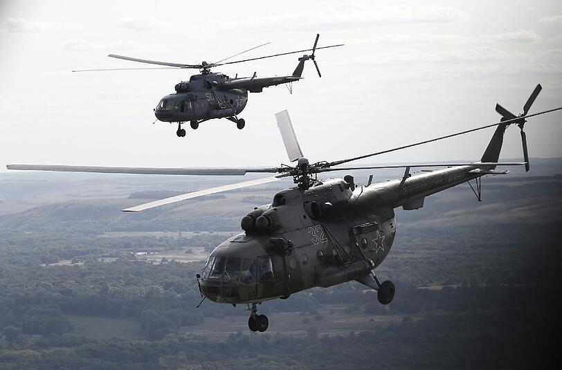 Russische Militärhubschrauber vom Typ Mi-8 fliegen über der Stadt Ostrogorzhsk. Ein Hubschrauber diesen Typs wurde über Syrien abgeschossen. Alle Insassen kamen dabei ums Leben. Foto: Maxim Shipenkov