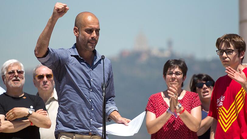 Pep Guardiola mit geballter rechter Faust: Der Fußball-Trainer spricht im Juni 2016 auf einer Kundgebung für die Unabhängigkeit Kataloniens von Spanien.