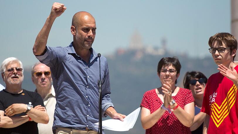 Pep Guardiola mit geballter rechter Faust: Der Fußball-Trainer spricht im Juni 2016 auf einer Kundgebung für die Unabhängigkeit Kataloniens von Spanien. Pep Guardiola mit geballter rechter Faust: Der Fußball-Trainer spricht im Juni 2016 auf einer Kundgebung für die Unabhängigkeit Kataloniens von Spanien.