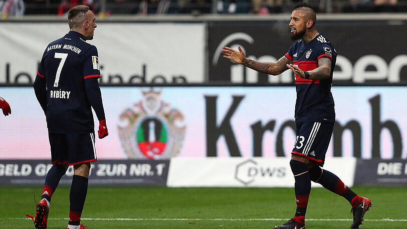 Torschütze Arturo Vidal (rechts) lässt sich von seinem Teamkollegen Franck Ribéry zu seinem Tor zum 1:0 bei Eintracht Frankfurt feiern. Der FC Bayern sicherte sich am 9. Dezember 2017 die Herbstmeisterschaft.